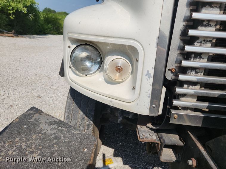 image for item OK9604 2007 Freightliner Business Class M2  crane truck