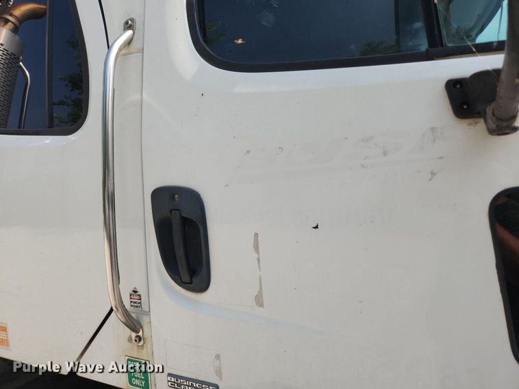 image for item OK9604 2007 Freightliner Business Class M2  crane truck