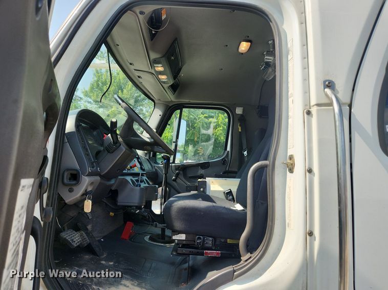 image for item OK9604 2007 Freightliner Business Class M2  crane truck