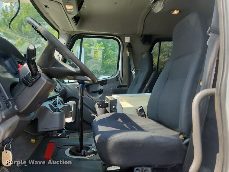 image for item OK9604 2007 Freightliner Business Class M2  crane truck