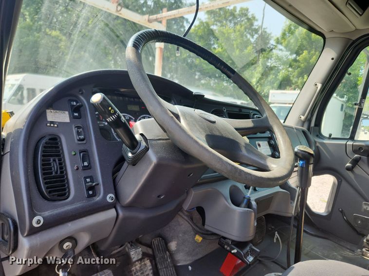 image for item OK9604 2007 Freightliner Business Class M2  crane truck