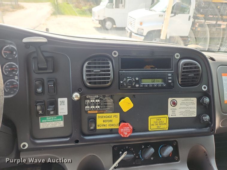 image for item OK9604 2007 Freightliner Business Class M2  crane truck