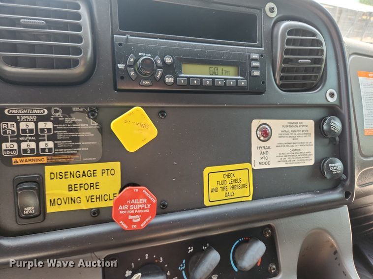 image for item OK9604 2007 Freightliner Business Class M2  crane truck