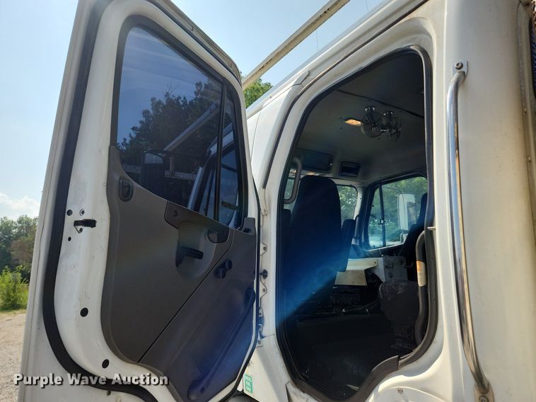 image for item OK9604 2007 Freightliner Business Class M2  crane truck