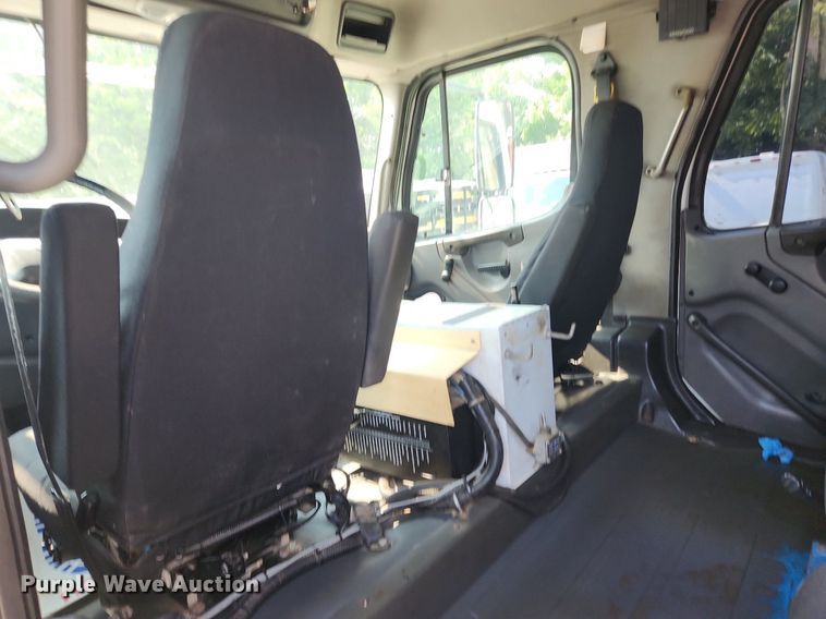 image for item OK9604 2007 Freightliner Business Class M2  crane truck