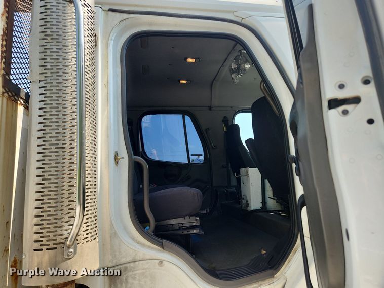 image for item OK9604 2007 Freightliner Business Class M2  crane truck