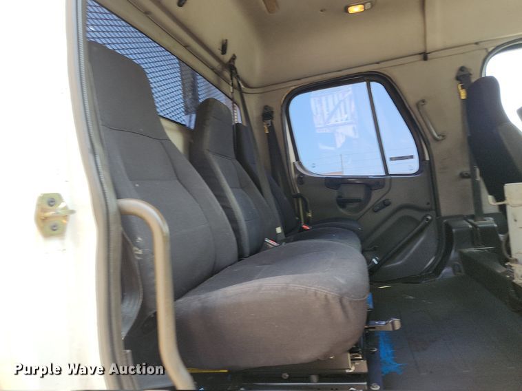 image for item OK9604 2007 Freightliner Business Class M2  crane truck