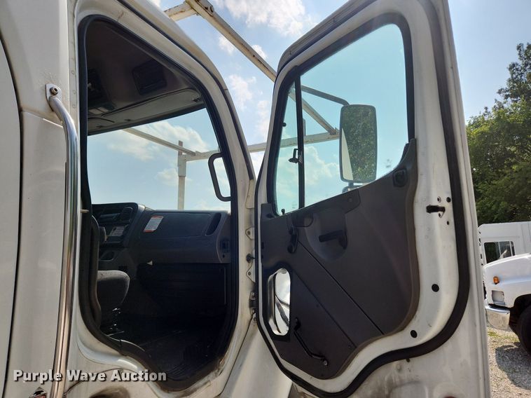 image for item OK9604 2007 Freightliner Business Class M2  crane truck