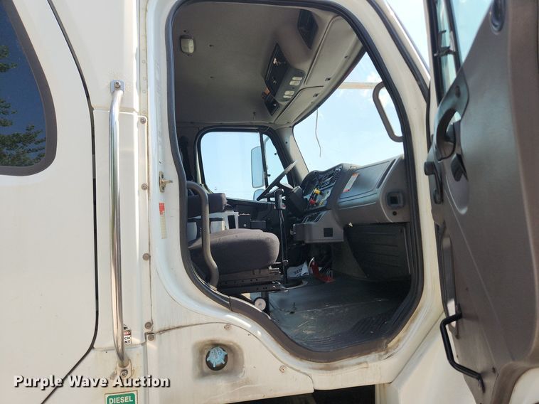 image for item OK9604 2007 Freightliner Business Class M2  crane truck