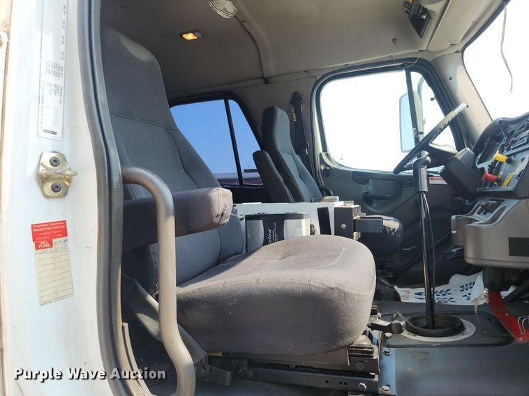 image for item OK9604 2007 Freightliner Business Class M2  crane truck