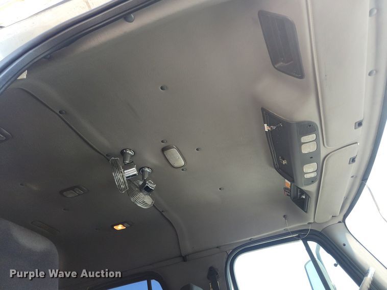 image for item OK9604 2007 Freightliner Business Class M2  crane truck