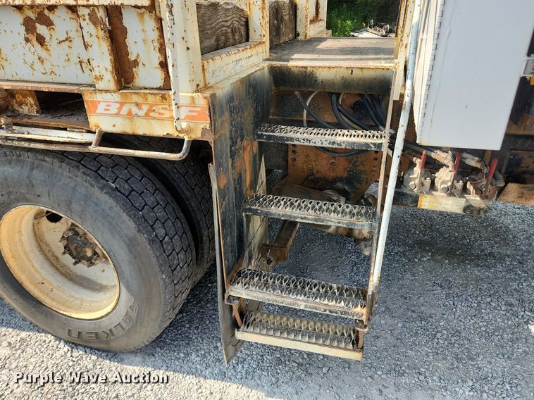 image for item OK9604 2007 Freightliner Business Class M2  crane truck