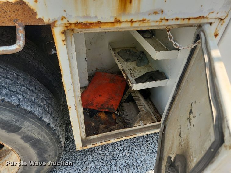 image for item OK9604 2007 Freightliner Business Class M2  crane truck