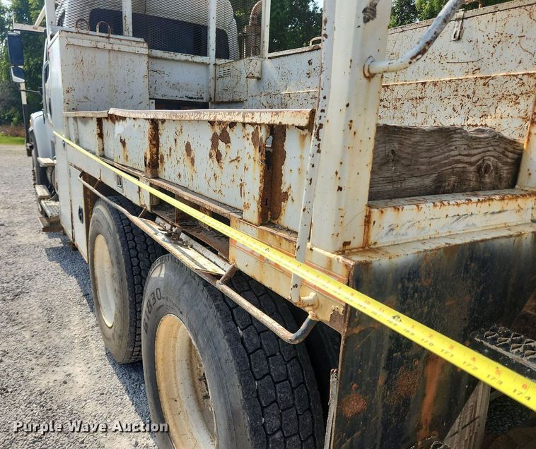 image for item OK9604 2007 Freightliner Business Class M2  crane truck