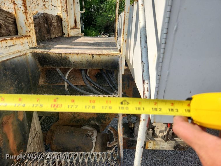 image for item OK9604 2007 Freightliner Business Class M2  crane truck