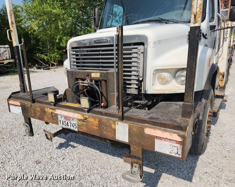 image for item OK9604 2007 Freightliner Business Class M2  crane truck