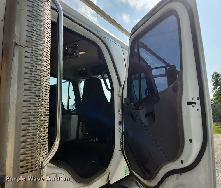 image for item OK9604 2007 Freightliner Business Class M2  crane truck