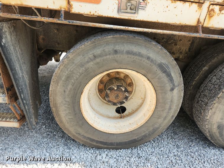 image for item OK9604 2007 Freightliner Business Class M2  crane truck