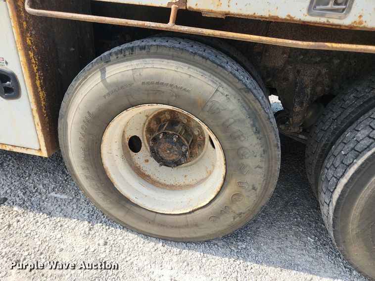 image for item OK9604 2007 Freightliner Business Class M2  crane truck