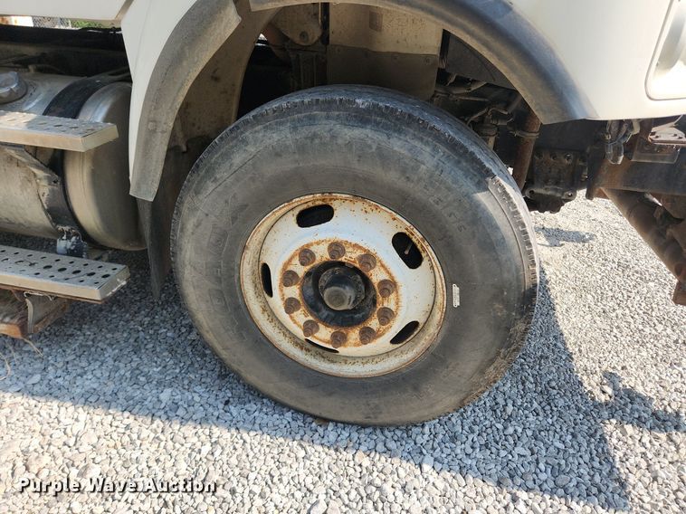 image for item OK9604 2007 Freightliner Business Class M2  crane truck