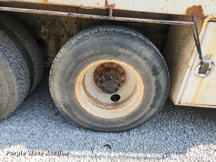 image for item OK9604 2007 Freightliner Business Class M2  crane truck