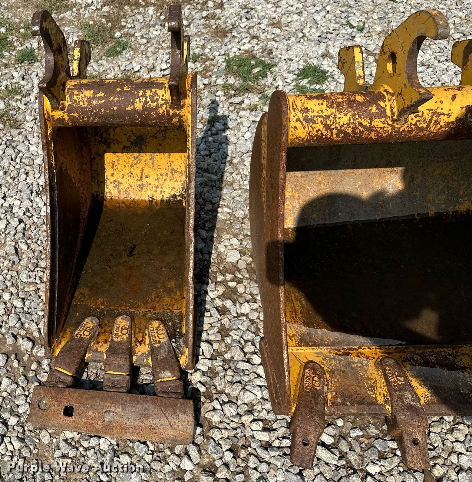 (2) John Deere excavator buckets in Oologah, OK Item MB9596 sold