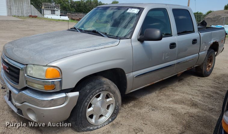 image for item DK1977 2004 GMC Sierra 1500  Crew Cab pickup truck