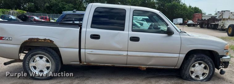 image for item DK1977 2004 GMC Sierra 1500  Crew Cab pickup truck