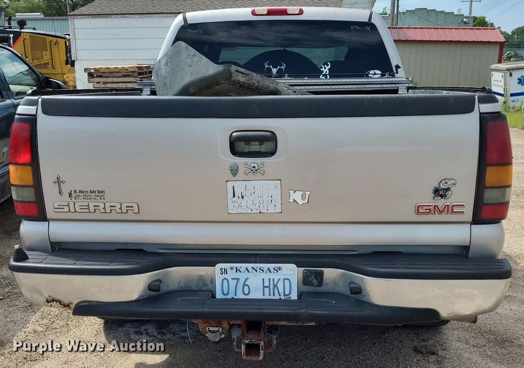 image for item DK1977 2004 GMC Sierra 1500  Crew Cab pickup truck