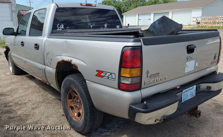 image for item DK1977 2004 GMC Sierra 1500  Crew Cab pickup truck