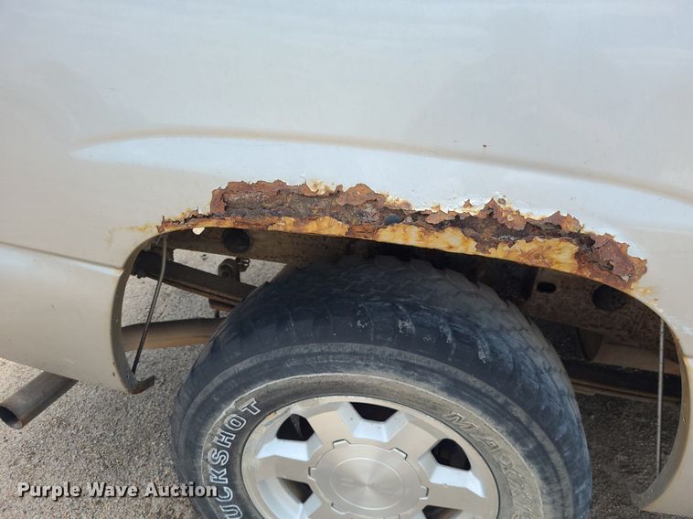 image for item DK1977 2004 GMC Sierra 1500  Crew Cab pickup truck