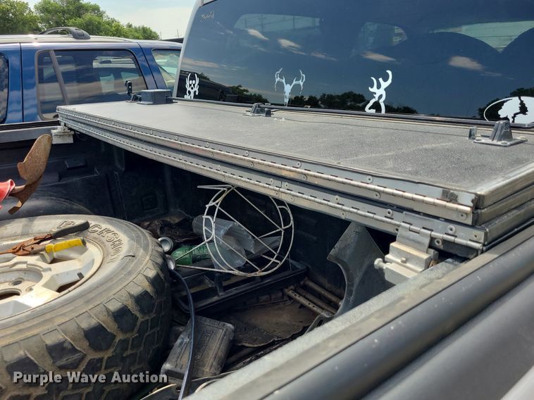 image for item DK1977 2004 GMC Sierra 1500  Crew Cab pickup truck