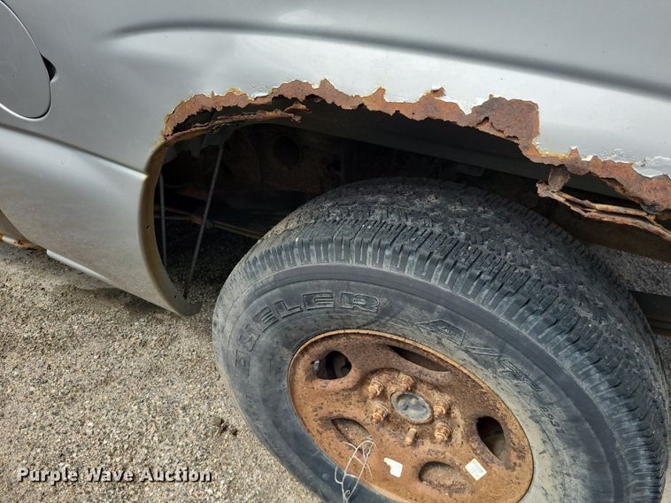 image for item DK1977 2004 GMC Sierra 1500  Crew Cab pickup truck