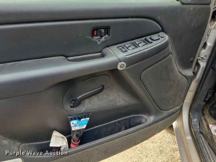 image for item DK1977 2004 GMC Sierra 1500  Crew Cab pickup truck