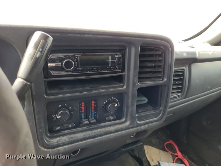 image for item DK1977 2004 GMC Sierra 1500  Crew Cab pickup truck