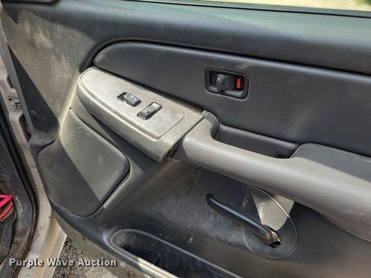 image for item DK1977 2004 GMC Sierra 1500  Crew Cab pickup truck