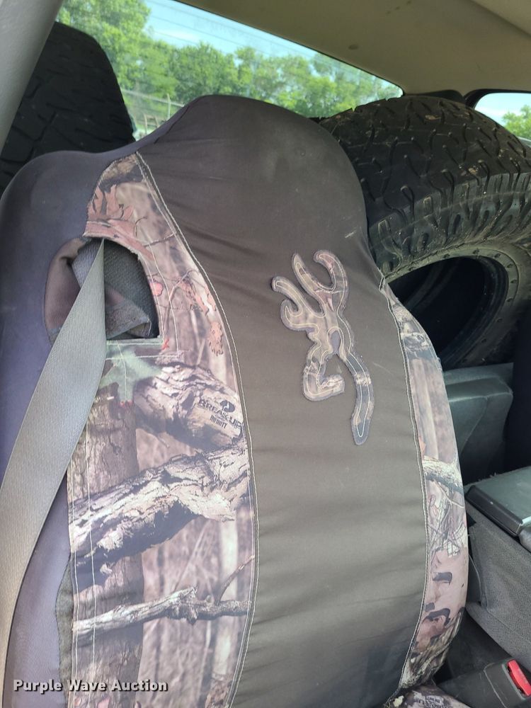 image for item DK1977 2004 GMC Sierra 1500  Crew Cab pickup truck