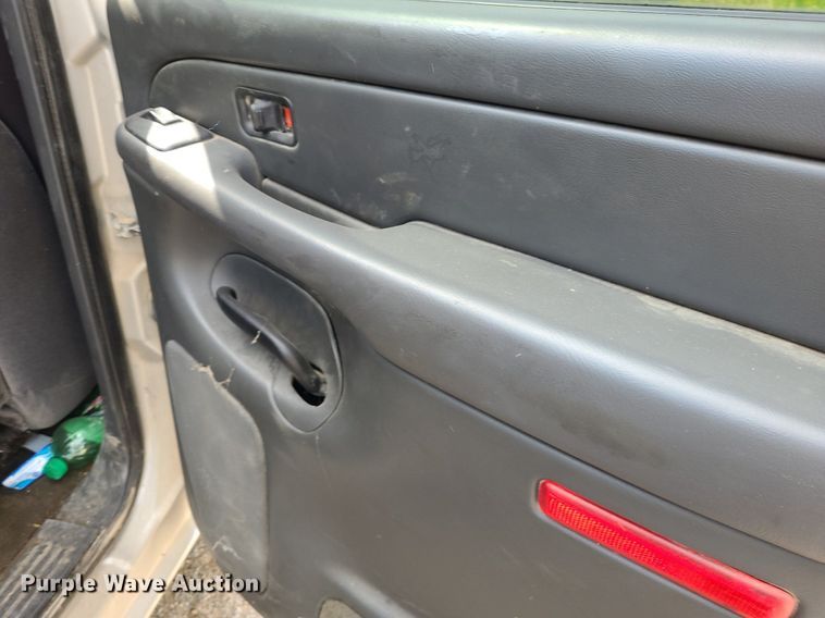 image for item DK1977 2004 GMC Sierra 1500  Crew Cab pickup truck