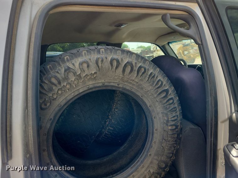 image for item DK1977 2004 GMC Sierra 1500  Crew Cab pickup truck