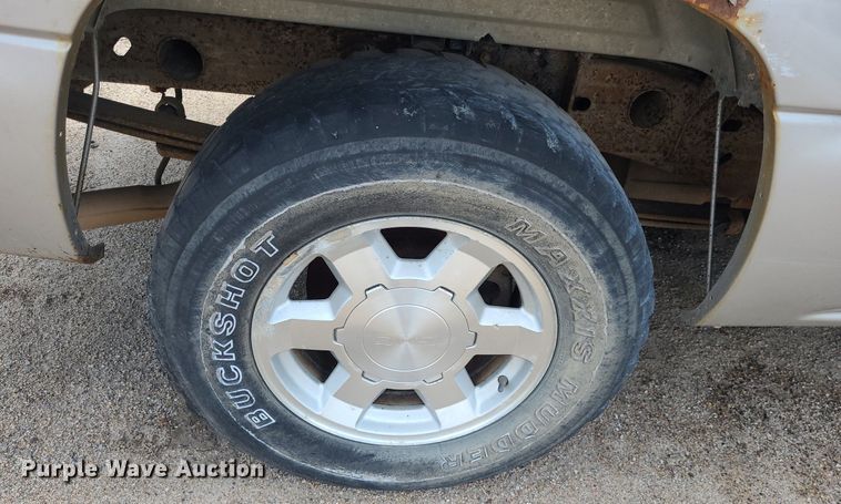 image for item DK1977 2004 GMC Sierra 1500  Crew Cab pickup truck