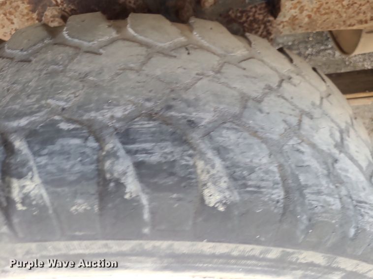 image for item DK1977 2004 GMC Sierra 1500  Crew Cab pickup truck