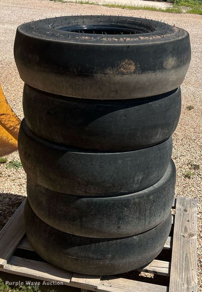 image for item DN3051 (5) 7.50-15 tires