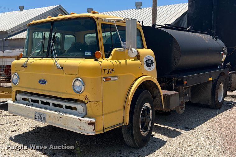 image for item DN3053 1987 Ford C8000  oil distributor truck