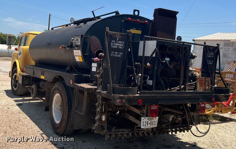 image for item DN3053 1987 Ford C8000  oil distributor truck