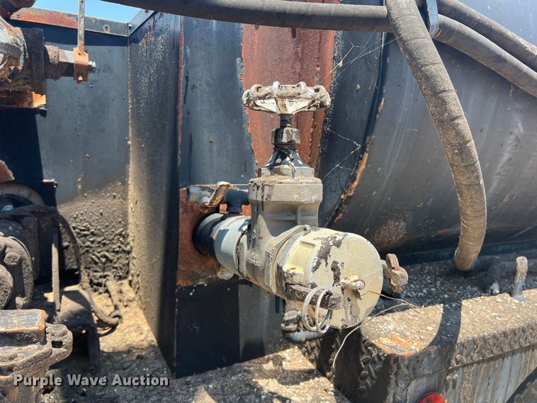 image for item DN3053 1987 Ford C8000  oil distributor truck