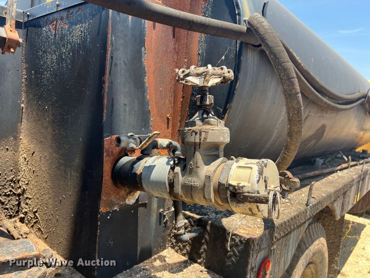 image for item DN3053 1987 Ford C8000  oil distributor truck