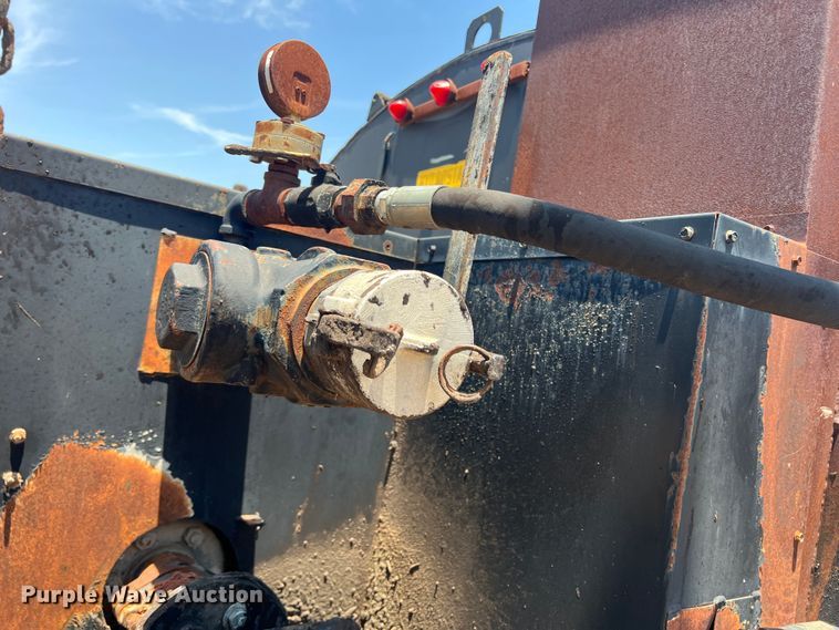 image for item DN3053 1987 Ford C8000  oil distributor truck