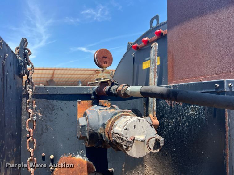 image for item DN3053 1987 Ford C8000  oil distributor truck