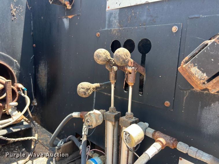 image for item DN3053 1987 Ford C8000  oil distributor truck