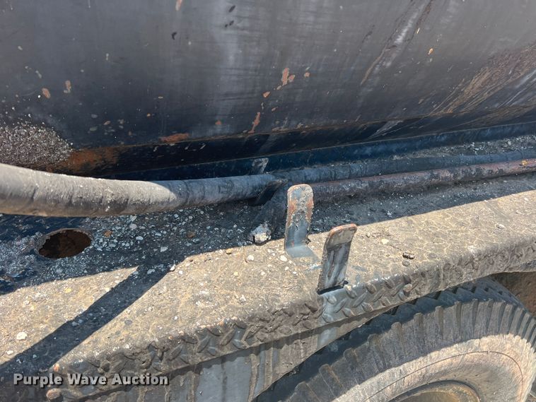 image for item DN3053 1987 Ford C8000  oil distributor truck